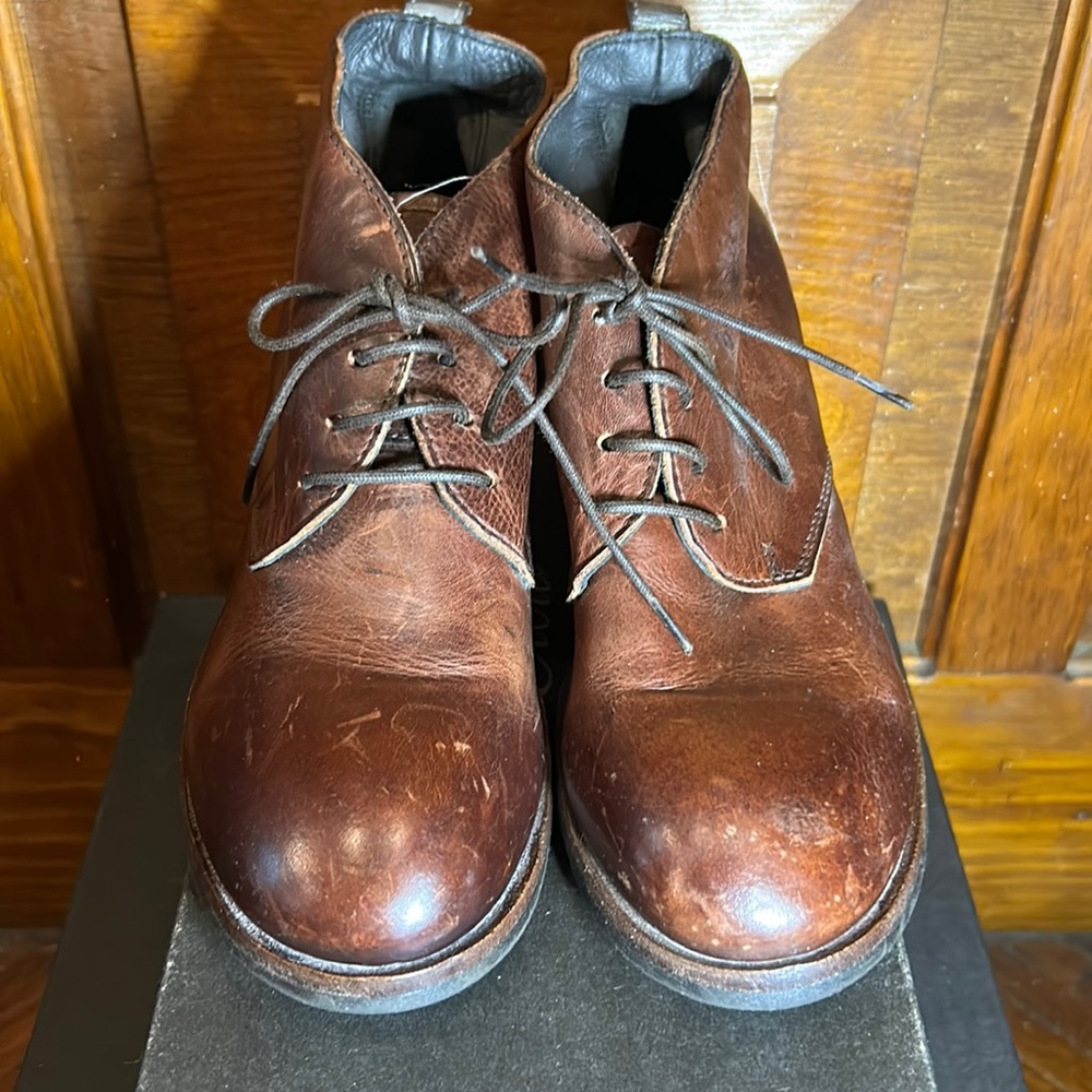 Handmade booties. Italian brown leather. Crafted by Vero Cuoio. Brand: MOMA
